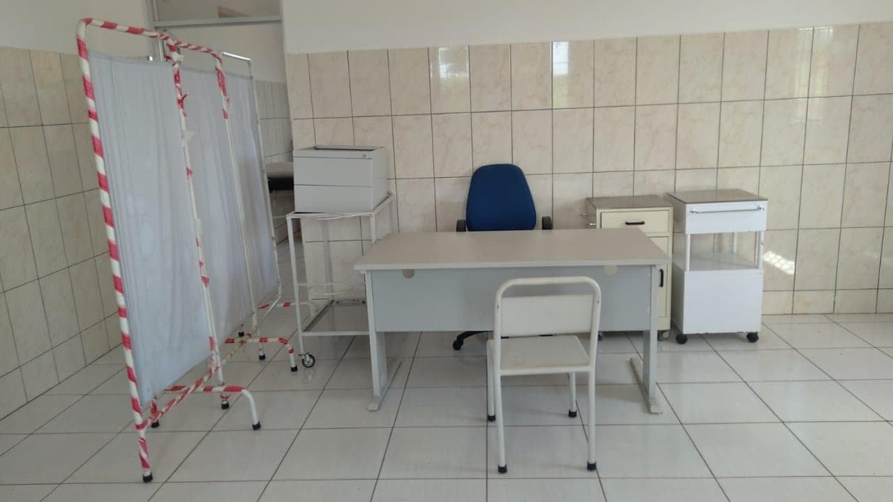 Secretaria, cacifos metálicos,  mesinha, reparador,  cadeira giratória e fixa metálica. · — imagem 2