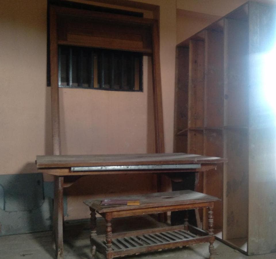 Mesa, mesita de centro, estantería y aro y puerta ·