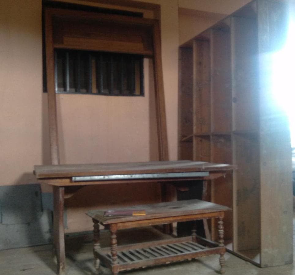 Mesa,  mesinha de centro, estante e aro e porta · — imagem 2