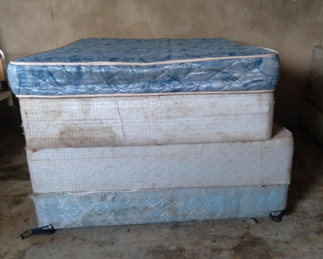 Cama casal e bases · — imagem 1