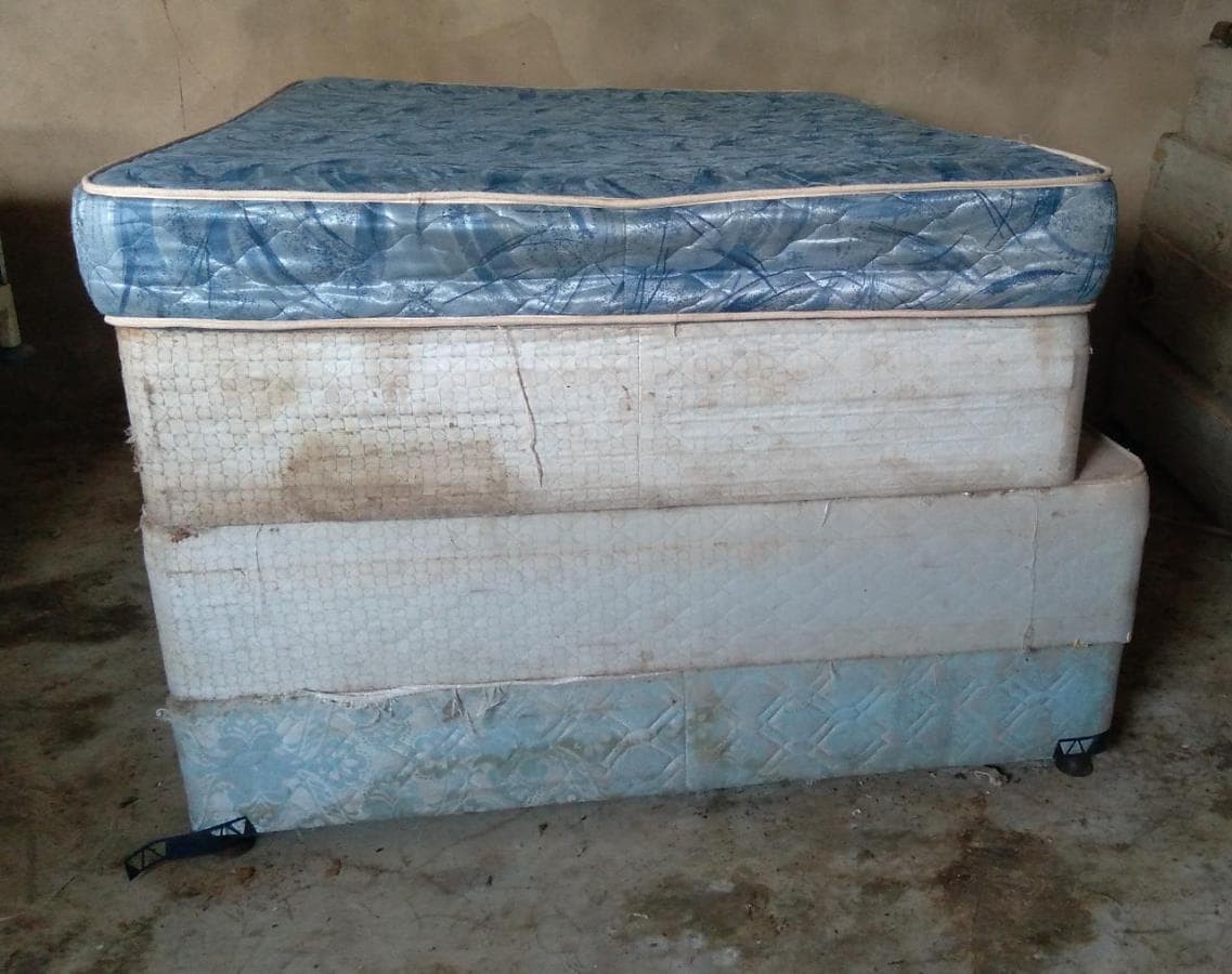 Cama casal e bases · — imagem 2