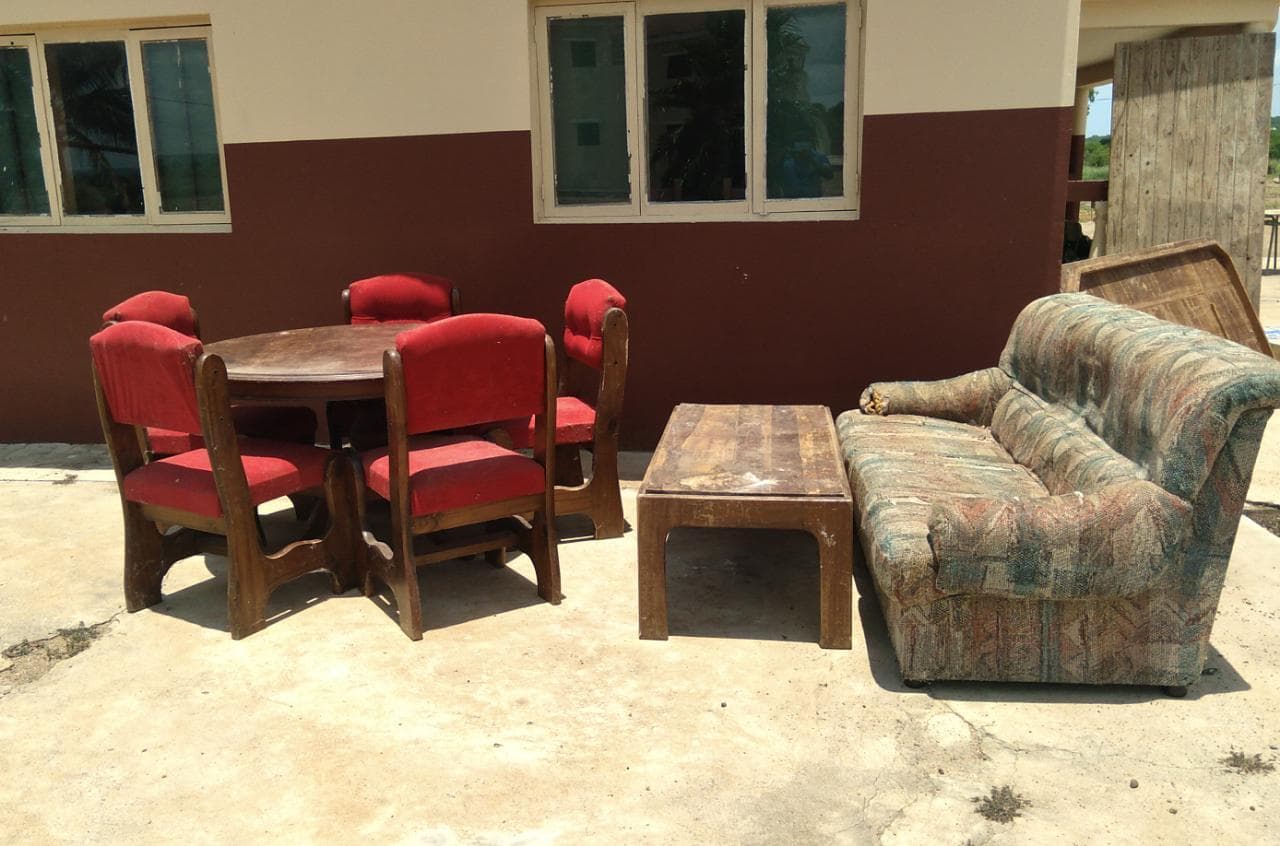 Mesa redonda, mesinha de centro, sofá e cadeiras. · — imagem 1