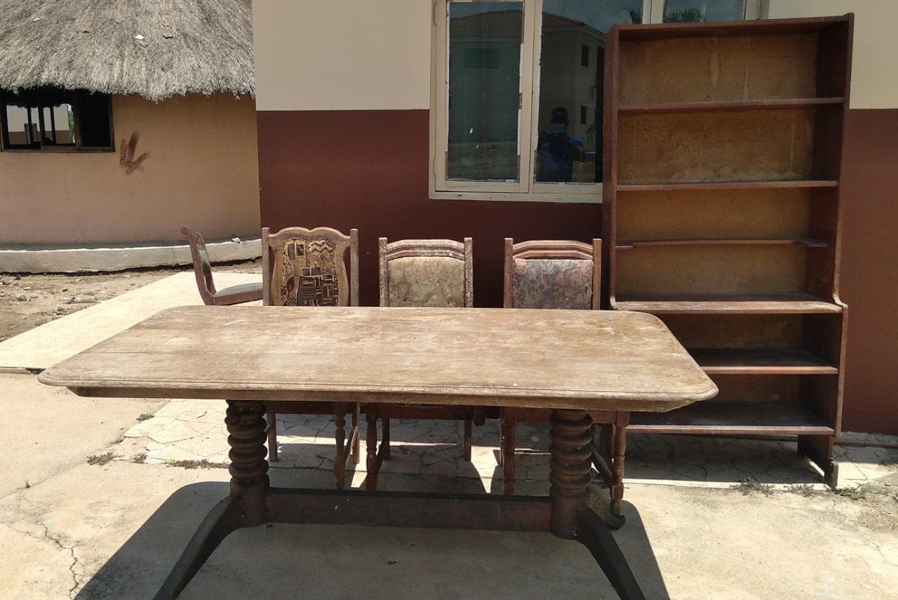 Mesa, estante e cadeiras · — imagen 2