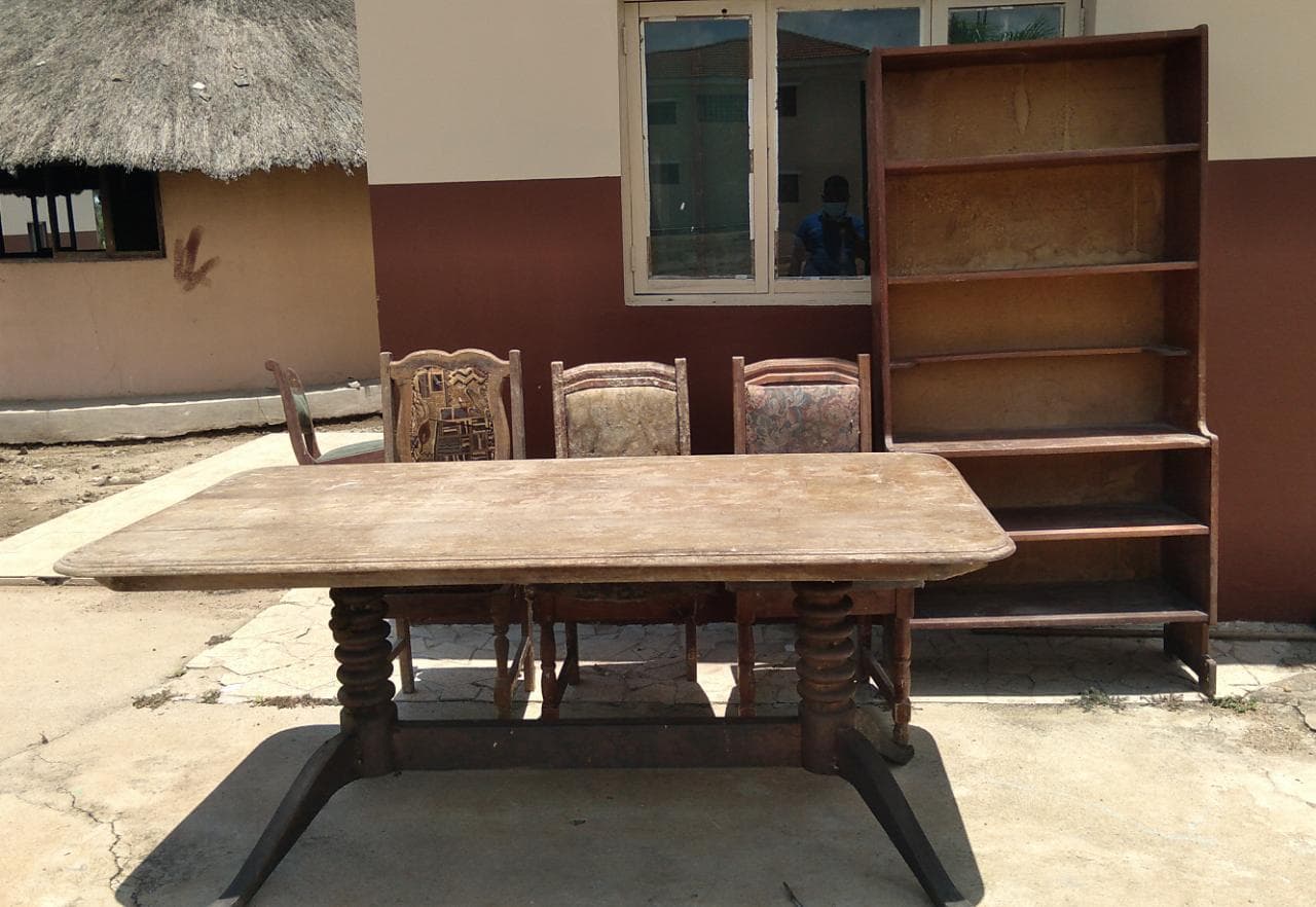 Mesa, estante e cadeiras · — imagen 1