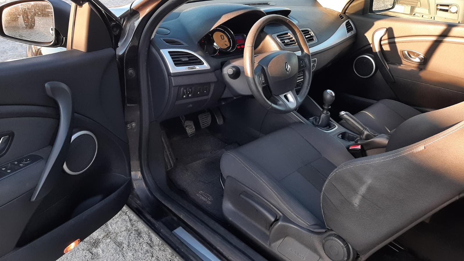 Renault Mégane 1.5 DCI Coupé · Ano 2010 — imagen 18