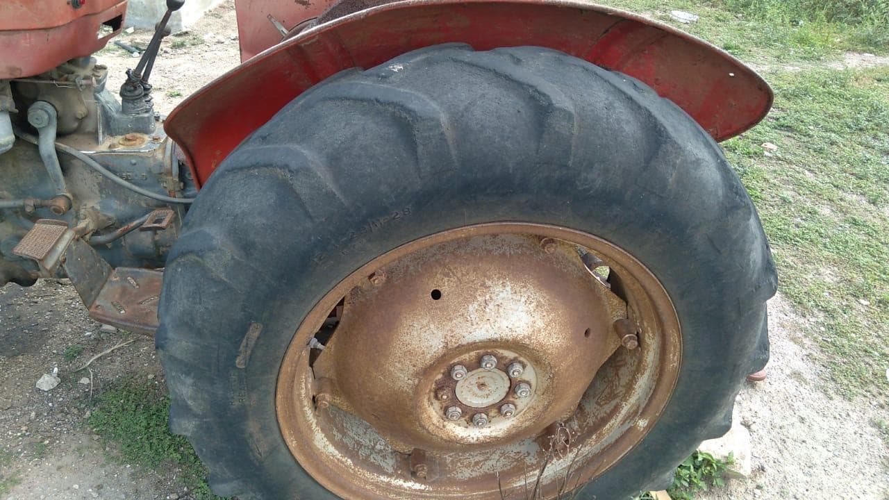 Trator de marca Toyota + Charrua e atrelado · — imagen 7