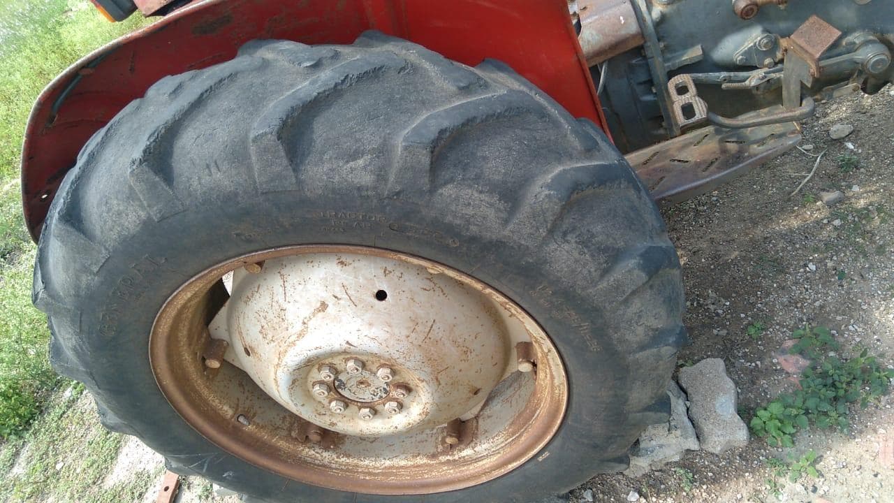 Trator de marca Toyota + Charrua e atrelado · — imagen 5