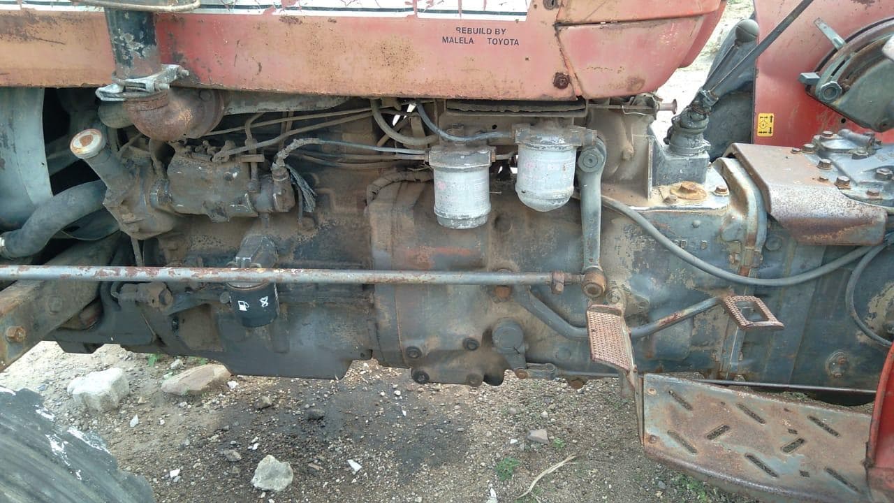 Trator de marca Toyota + Charrua e atrelado · — imagen 9