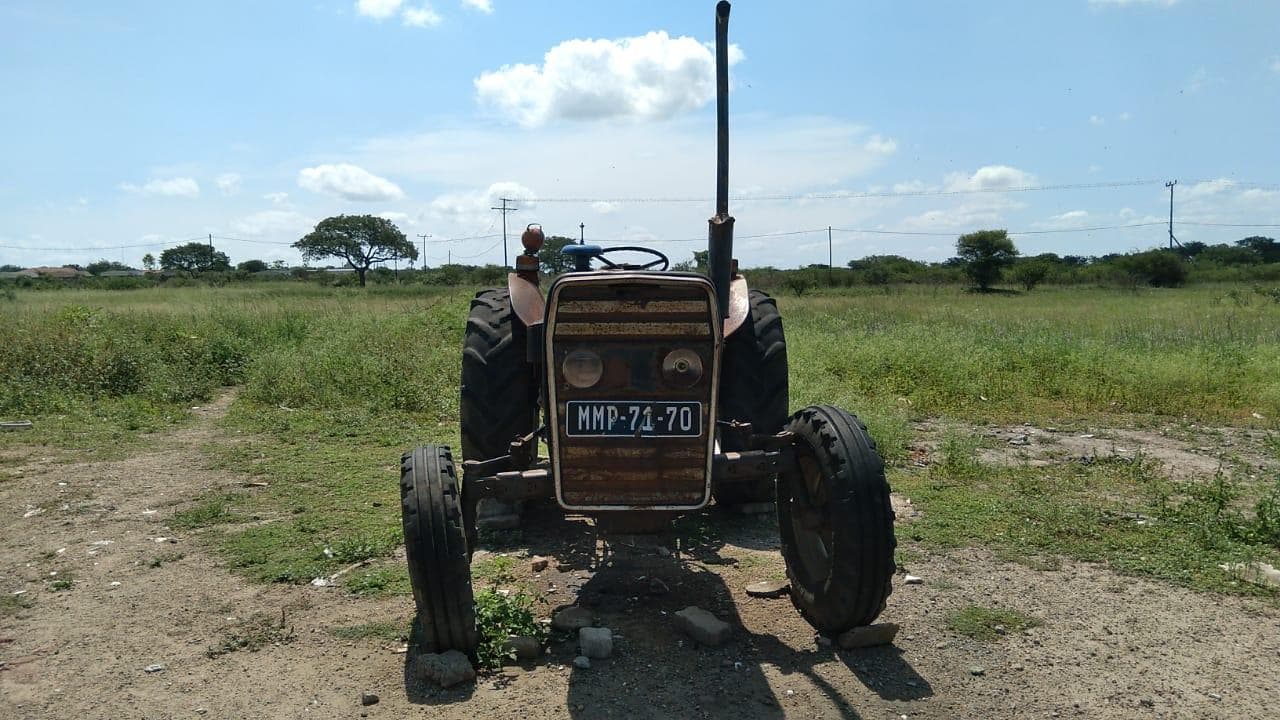 Trator de marca Toyota + Charrua e atrelado · — imagen 12