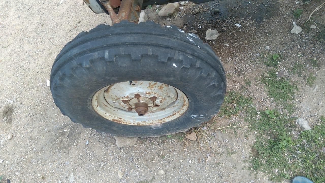 Trator de marca Toyota + Charrua e atrelado · — imagen 13