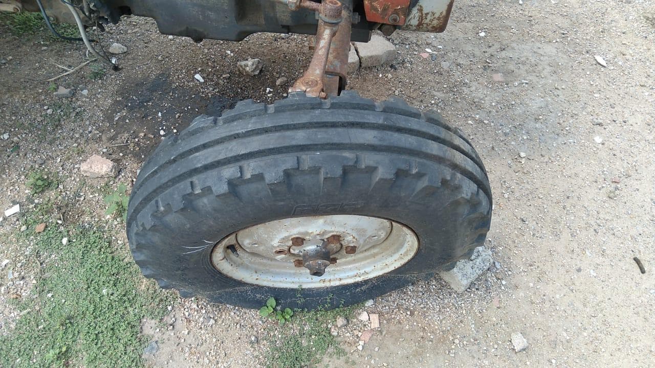 Trator de marca Toyota + Charrua e atrelado · — imagen 15