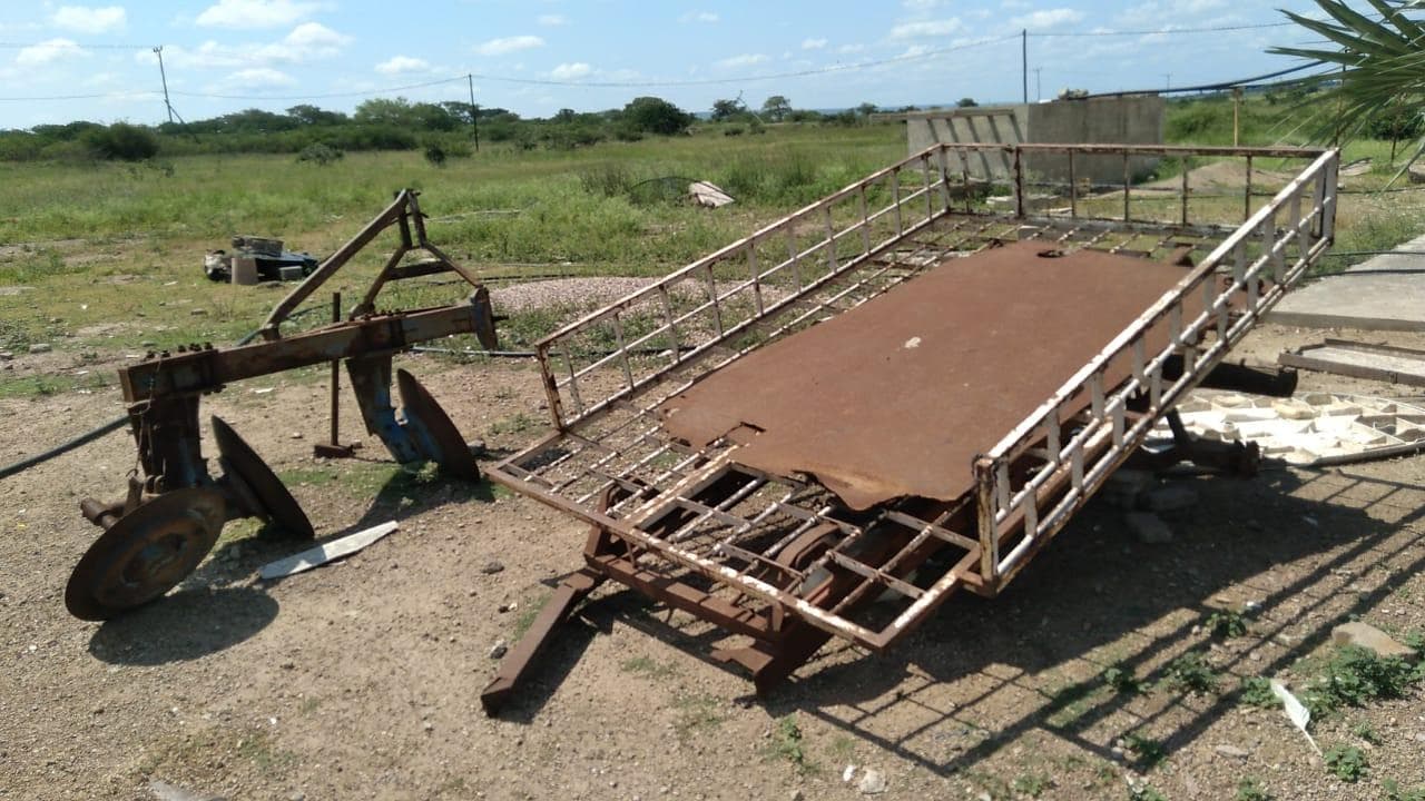 Trator de marca Toyota + Charrua e atrelado · — imagen 2