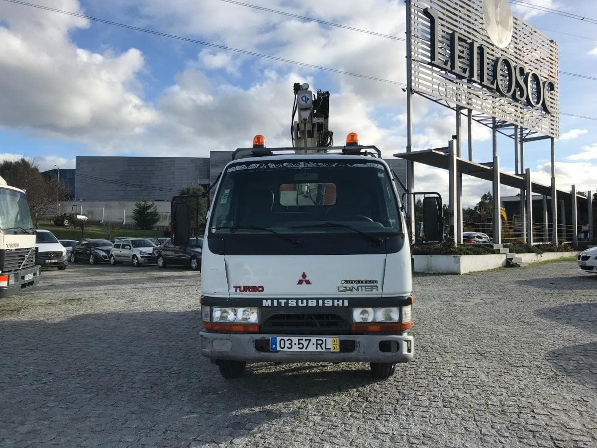 Mitsubishi Canter c/ Plataforma Elevatória de 14 M · Ano 2001 — imagem 2