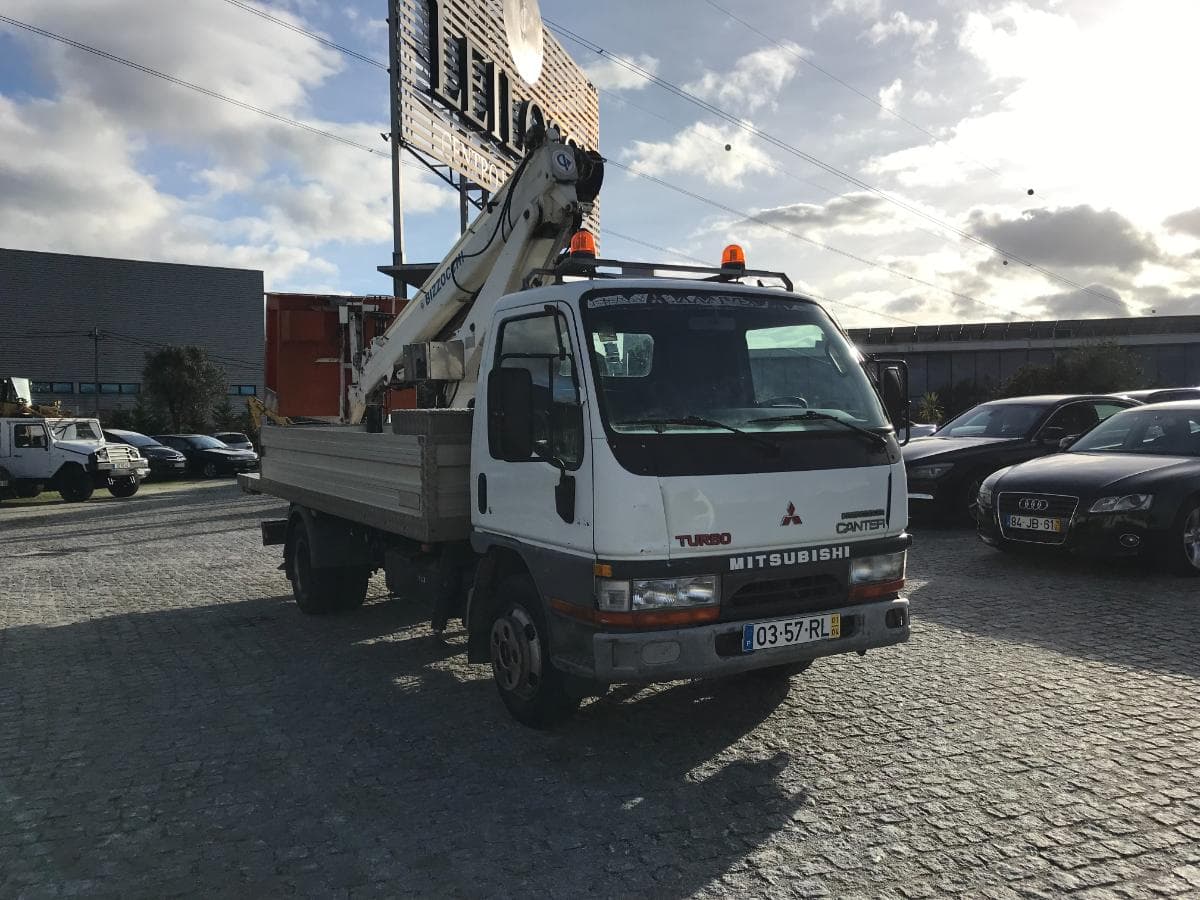 Mitsubishi Canter c/ Plataforma Elevatória de 14 M · Ano 2001 — imagem 1