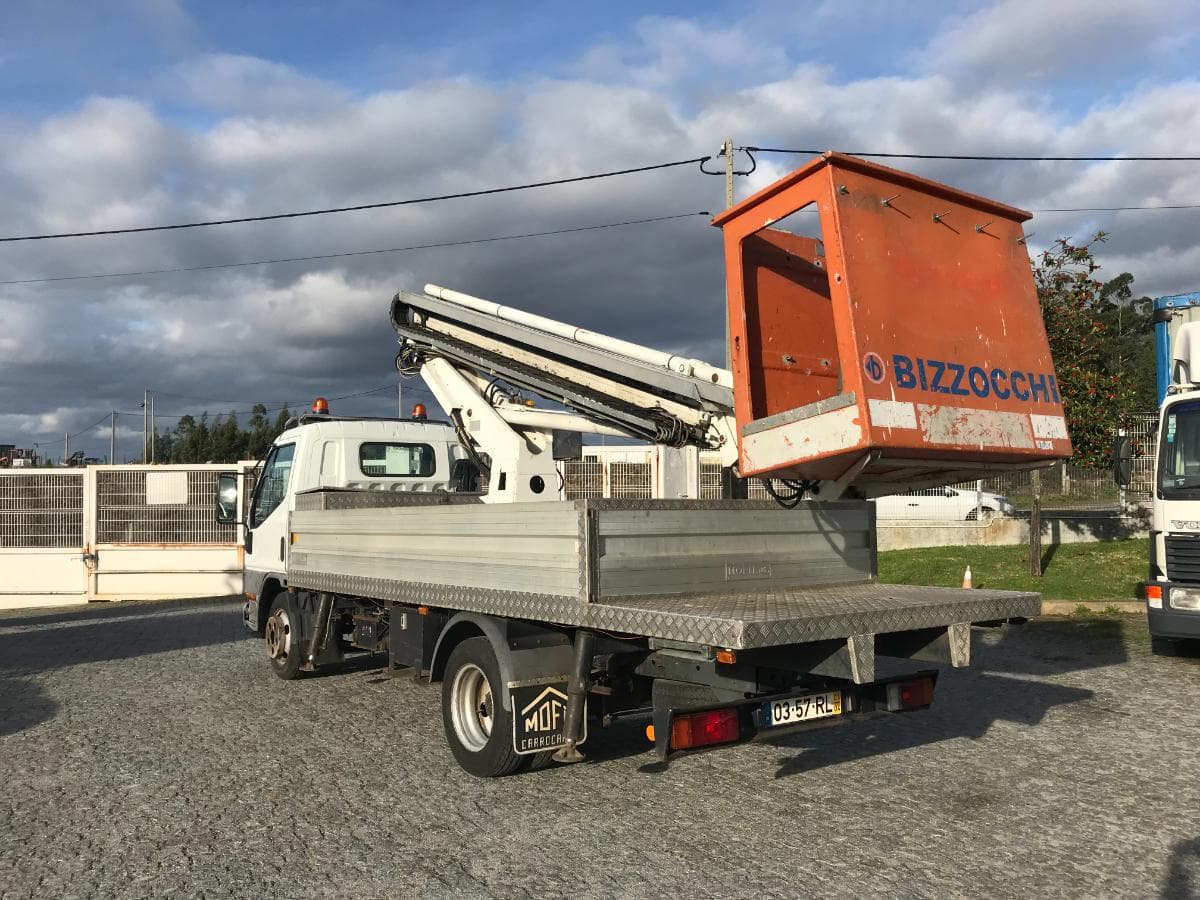 Mitsubishi Canter c/ Plataforma Elevatória de 14 M · Ano 2001 — imagem 4