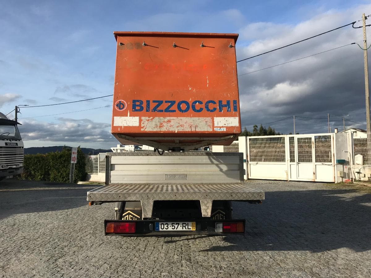 Mitsubishi Canter c/ Plataforma Elevatória de 14 M · Ano 2001 — imagem 5