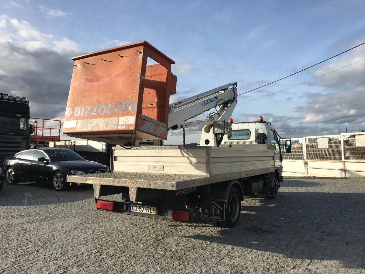 Mitsubishi Canter c/ Plataforma Elevatória de 14 M · Ano 2001 — imagem 6