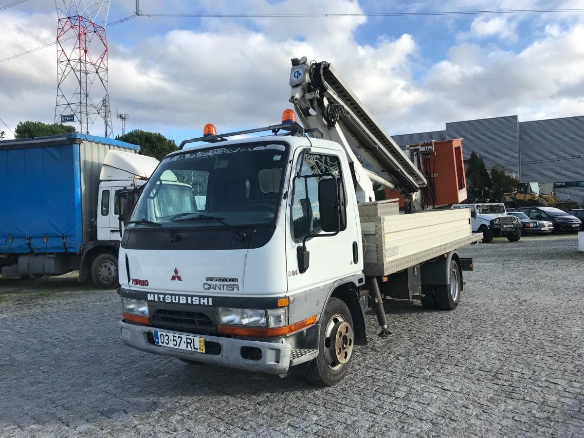 Mitsubishi Canter c/ Plataforma Elevatória de 14 M · Ano 2001 — imagem 3