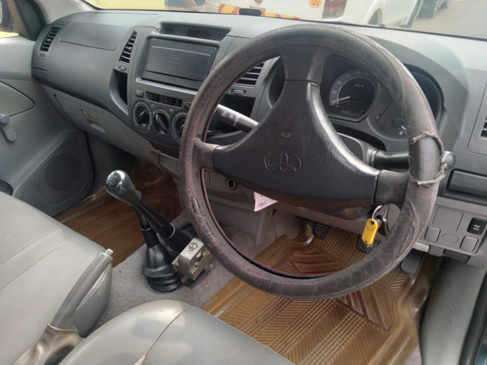 Toyota Hilux  · — image 11