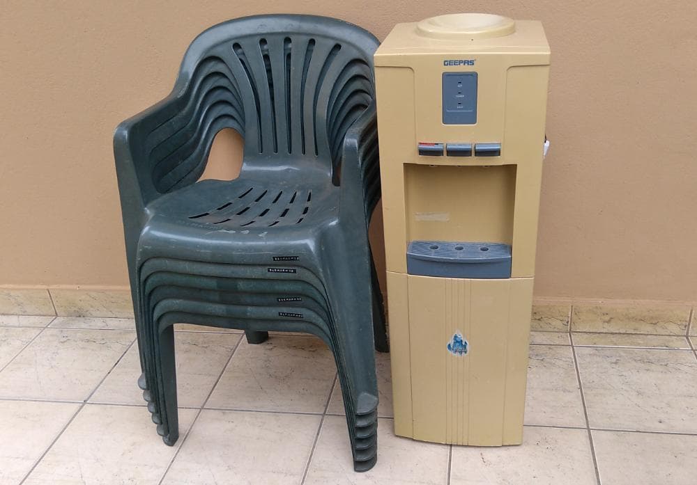 Bebedouro e cadeiras plásticas ·