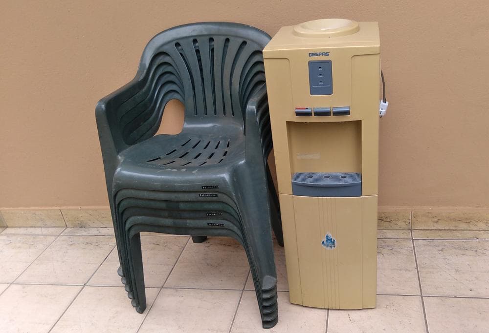 Bebedouro e cadeiras plásticas · — imagem 2