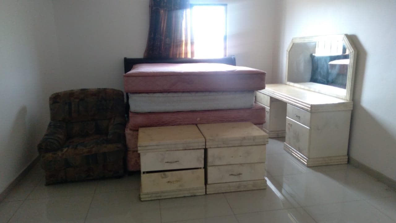 Cama de casal, colchões, um sofá , cabeceiras, uma cômoda com espelho e encosto ·