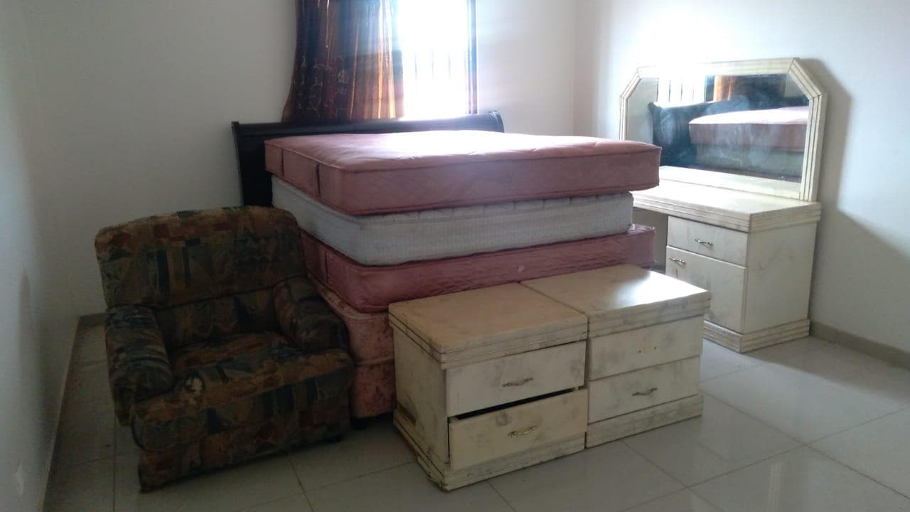 Cama de casal, colchões, um sofá , cabeceiras, uma cômoda com espelho e encosto · — imagem 2
