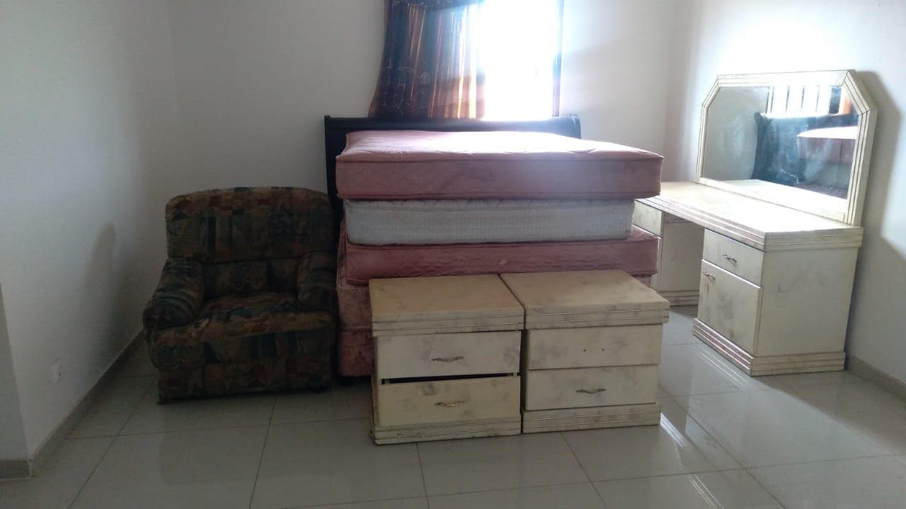 Cama de casal, colchões, um sofá , cabeceiras, uma cômoda com espelho e encosto · — imagem 3
