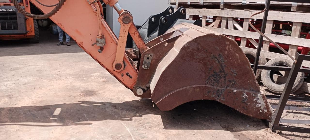 Escavadora de Rastos 30 T · Matola — imagem 5