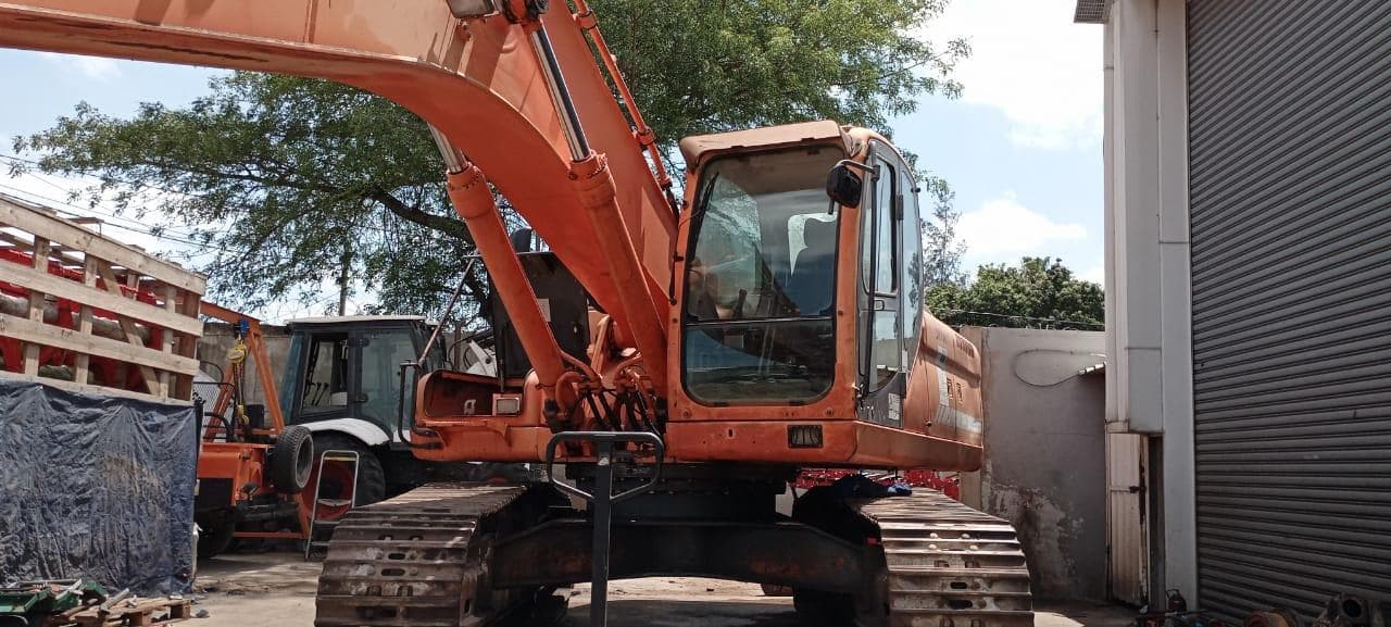 Escavadora de Rastos 30 T · Matola — imagem 1