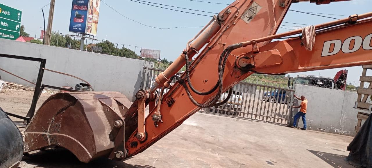 Escavadora de Rastos 30 T · Matola — imagem 6