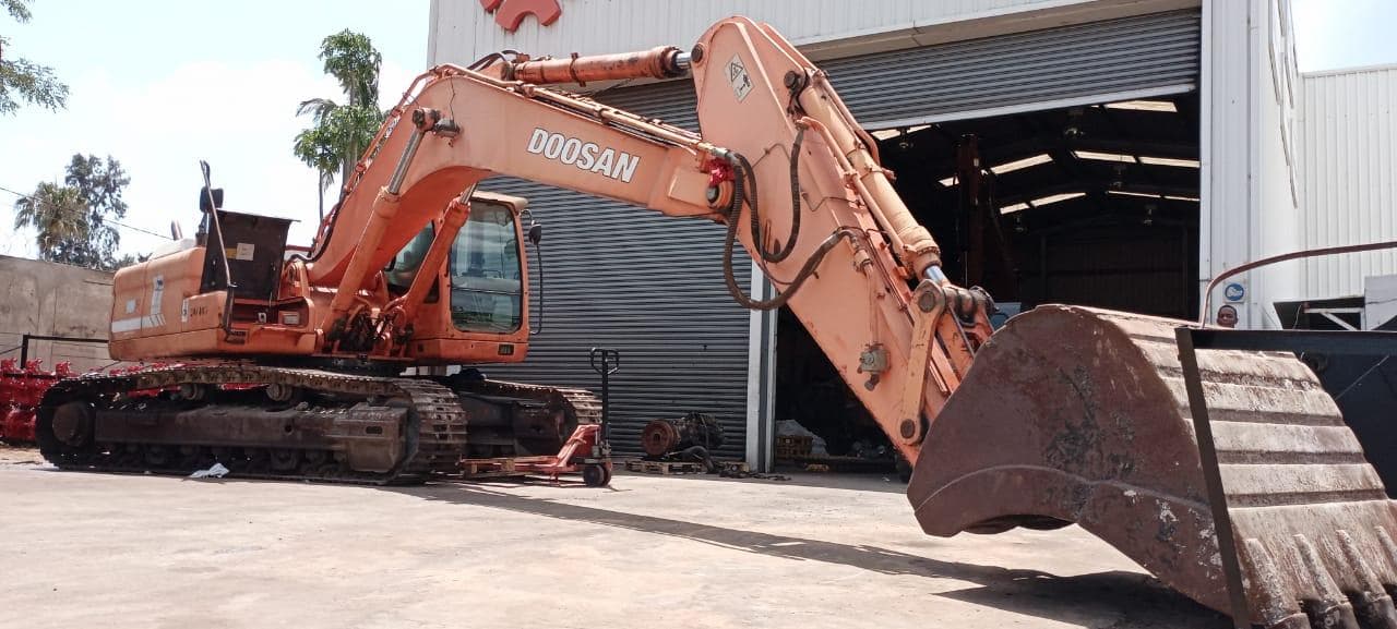 Escavadora de Rastos 30 T · Matola — imagem 2