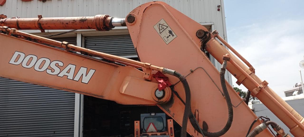 Escavadora de Rastos 30 T · Matola — imagem 7