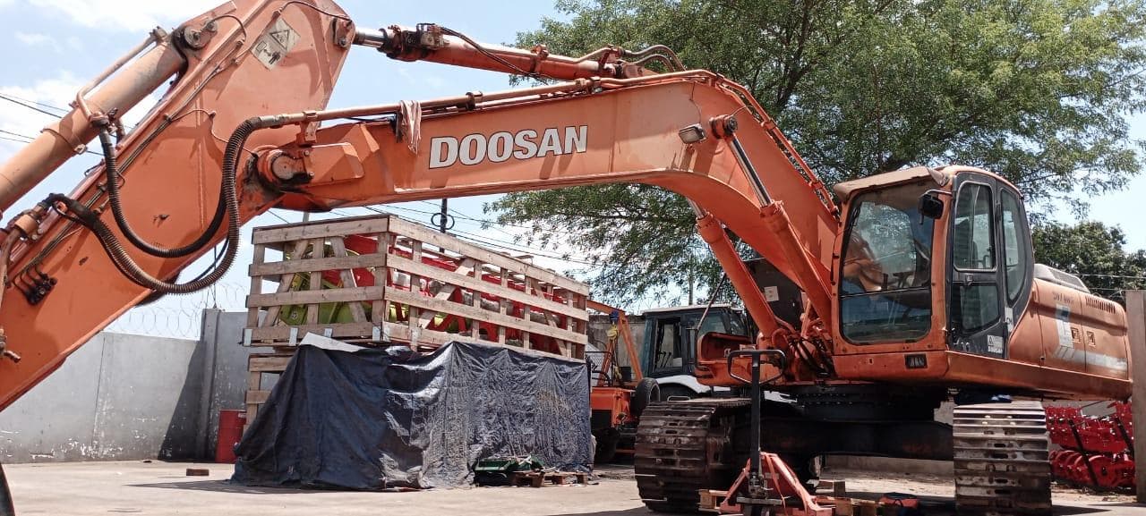 Escavadora de Rastos 30 T · Matola — imagem 8
