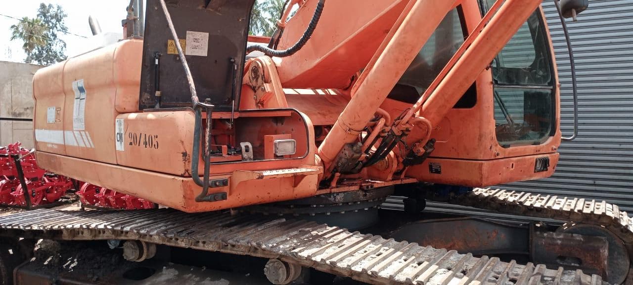 Escavadora de Rastos 30 T · Matola — imagem 10