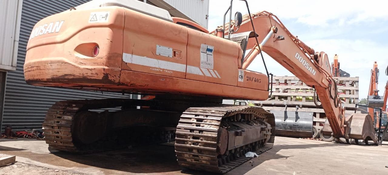 Escavadora de Rastos 30 T · Matola — imagem 3