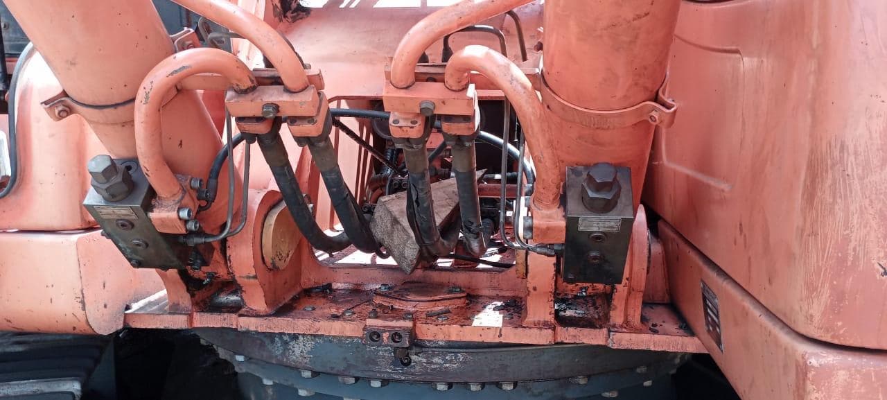 Escavadora de Rastos 30 T · Matola — imagem 17