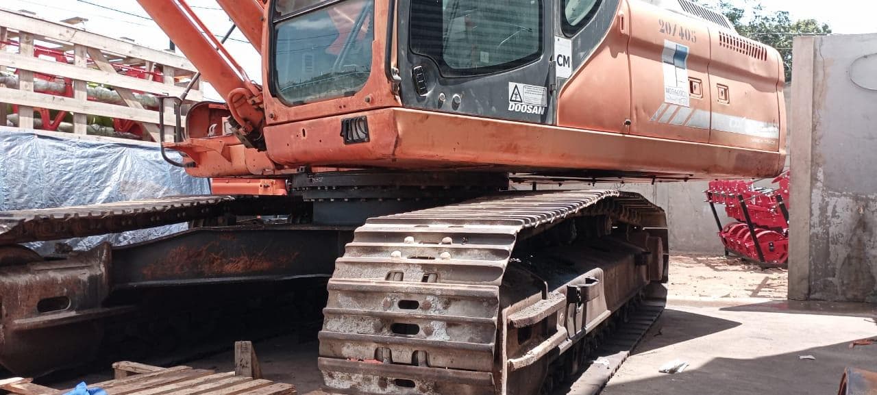 Escavadora de Rastos 30 T · Matola — imagem 18