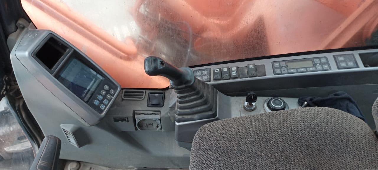 Escavadora de Rastos 30 T · Matola — imagem 19