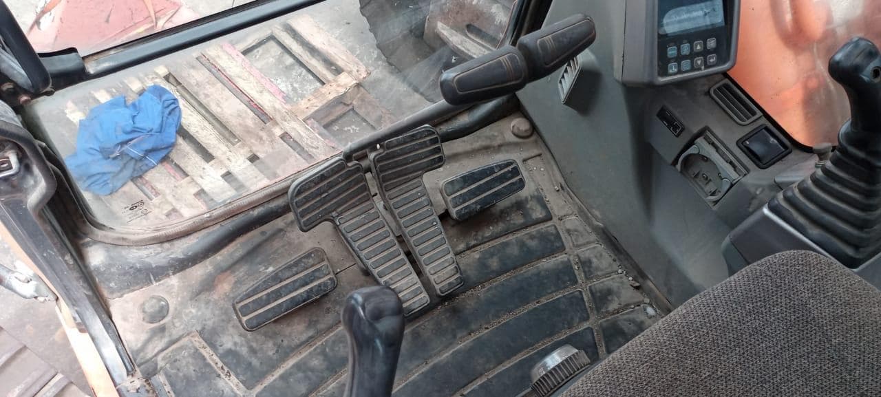 Escavadora de Rastos 30 T · Matola — imagem 21