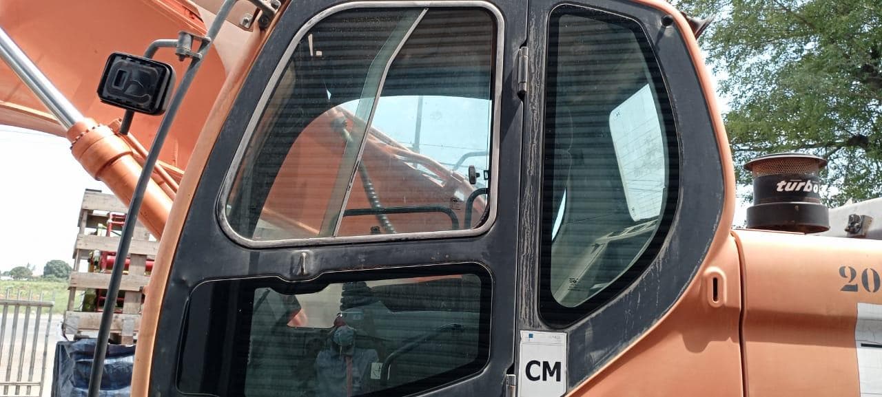 Escavadora de Rastos 30 T · Matola — imagem 24