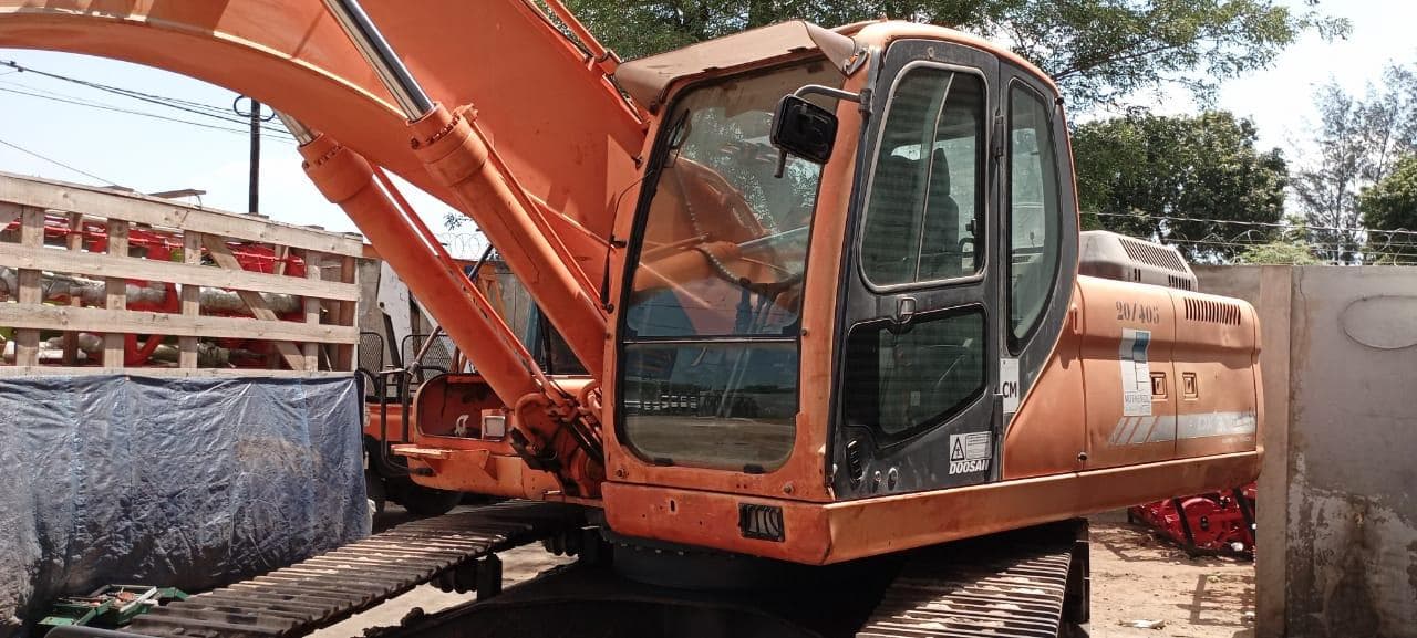 Escavadora de Rastos 30 T · Matola — imagem 25