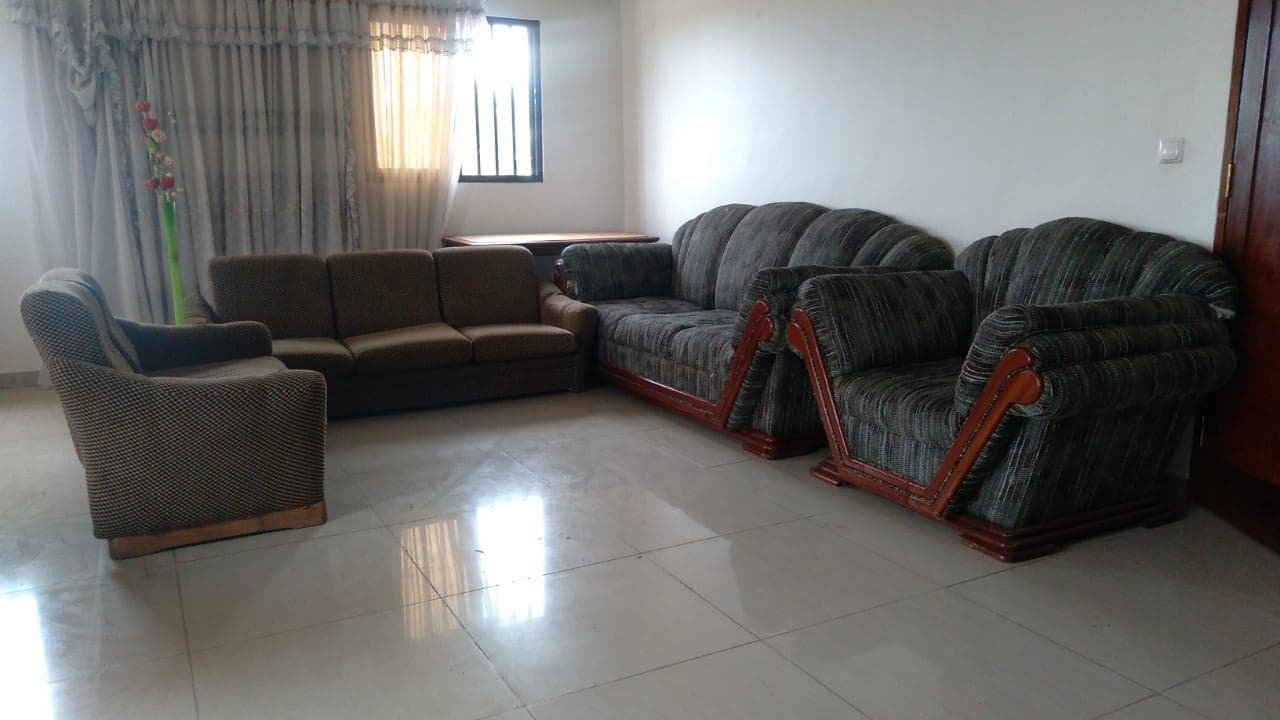 Quatro, mesa e um vaso decorativo ·