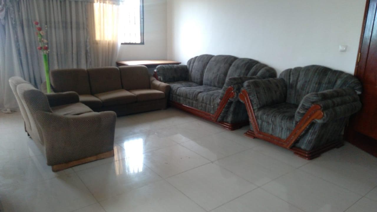 Quatro, mesa e um vaso decorativo · — imagem 2