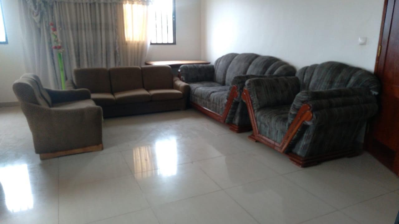 Quatro, mesa e um vaso decorativo · — imagem 3