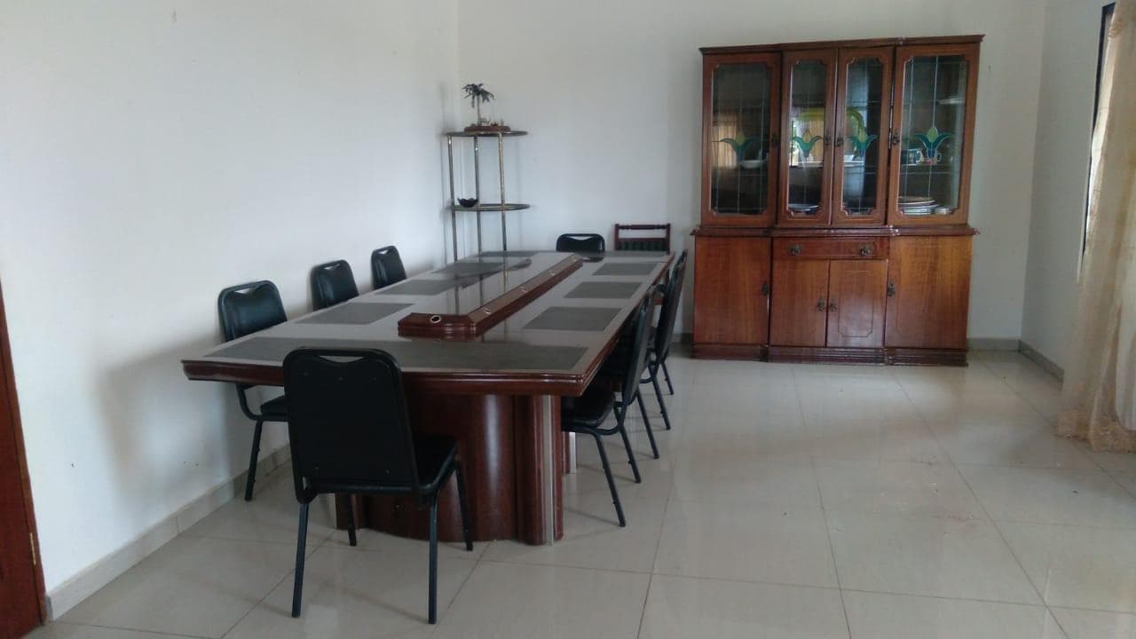 Mesa,  estante , cristaleira e cadeiras. ·