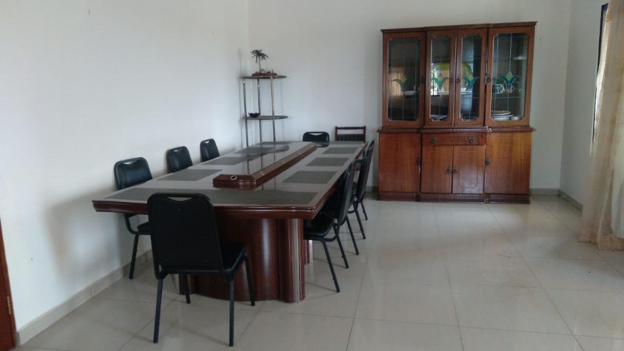 Mesa, estante , cristaleira e cadeiras. · — imagem 3