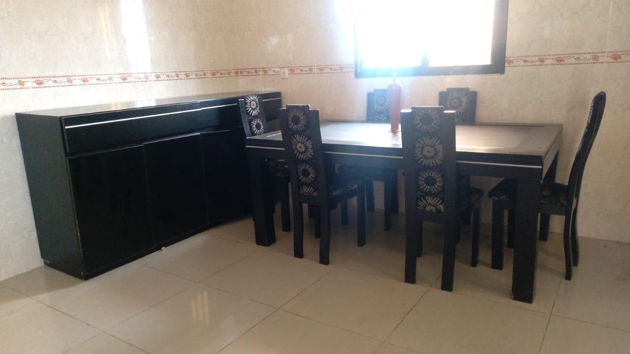 Mesa, armário, vaso decorativo e cadeiras. · — image 2