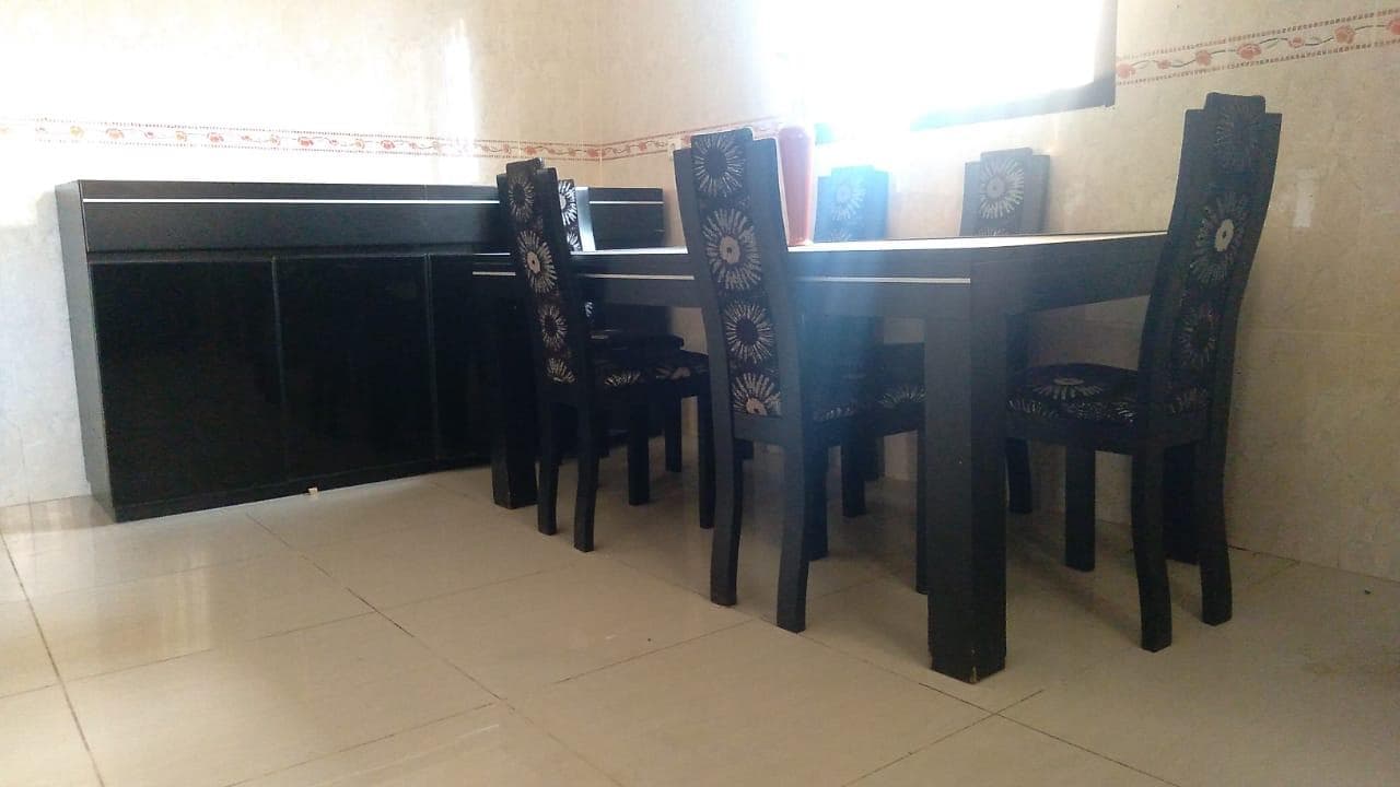 Mesa, armário, vaso decorativo e cadeiras. · — image 3