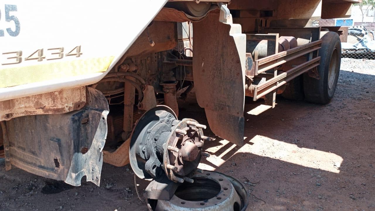 Camião Basculante 26 T (6X6) · Mocuba — imagen 3